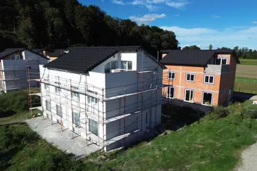 Traumhafte Neubau Doppelhaushälften 128 m² Wfl. zum Mieten mit Büro / Galerie, Dachterrasse, Eigenarten &amp; Einzelgarage in Attnang-Puchheim