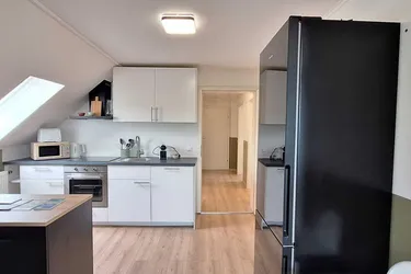 Ihr Traumdomizil in Velden: Exklusive vollmöblierte DG-Wohnung mit Wintergarten &amp; Bergblick (Garten optional)