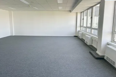 Neu ausgebaute flexible Büro/Lagerflächen von 250-3.000m2 inkl. Stellplätzen zu vermieten