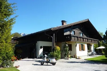 Charmantes Einfamilienhaus mit großem sonnigen Grundstück und traumhaftem Bergblick
