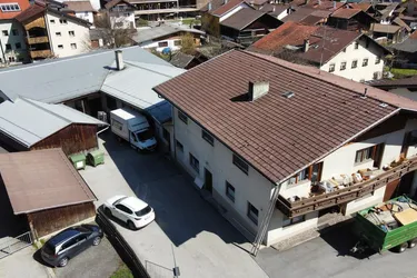 Wohnhaus mit großem Grundstück samt Betriebsgebäude