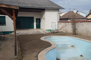 Einfamilienhaus mit Pool und schönem Garten