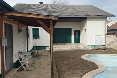 Einfamilienhaus mit Pool und ausgebautem Nebengebäude