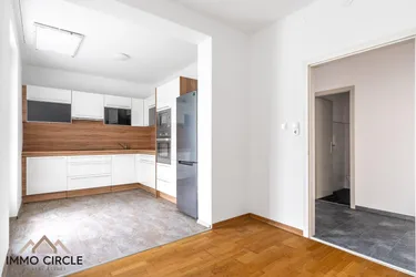 Raum für Neues! 4-Zimmer-Wohnung mit Loggia nahe LKH – Renovierungsobjekt mit Möglichkeiten