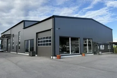 Zeitgemäße, repräsentative Gewerbeliegenschaft mit großzügiger Halle &amp; Showroom | Neubau 2022