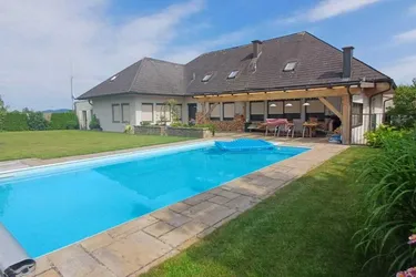 Elegantes Landhaus mit stilvoller Wohnatmosphäre und Wellnessbereich