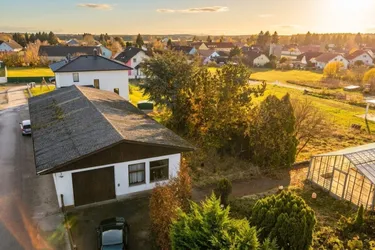 Sonniges Grundstück mit ca. 200 m2 Halle