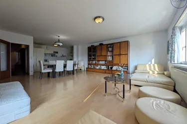Zentrale Eigentumswohnung mit Loggia, WG-geeignet