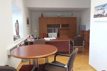 Büro mit 2 separaten Räumen, Besprechungszimmer, Teeküche - an einem besonderen Standort!