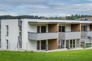 Sonne im Wohnzimmer. Natur vor der Tür. Moderne 4-Zimmer-Mietwohnung mit Südwest-Balkon und zwei Carports in Kirchschlag