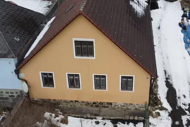 Expose Ehemaliges kleines Bauernsacherl mit geräumigen Schuppen im Dornröschenschlaf!