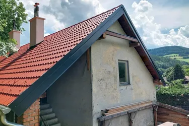 Sanierungsbedürftiges Haus mit großem Grundstück und Entwicklungspotential 