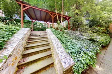 Großzügiges Büro/Praxis mit vielseitig nutzbarem Garten in bester Lage -