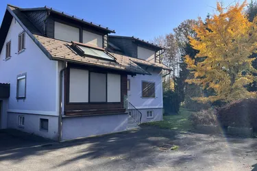 Ruhig gelegenes Ein-Zweifamilienwohnhaus mit großem Garten zu verkaufen!