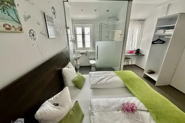 Traumhaftes Hotel am Wörthersee mit hoher Rendite ca. 10% - Gepflegte Ambiente, 12 Zimmer, 1 Appartement eigener Garten &amp; Parkplätze, perfekt für Gastgewerbe!