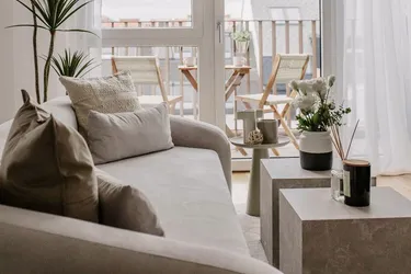 Exklusive vollmöblierte Dachgeschosswohnung mit Terrasse &amp; Top-Lage beim Donauzentrum / Sofort einziehen!