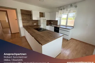 Bezugsfertiges, saniertes Einfamilienhaus mit großen Garagen in Friedberg mit Fernsicht
