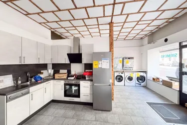 86 m2 für Atelier, Einzelhandel, Studio, Büro etc. im EG zu verkaufen! Zwei StraßenzugängeWattgasse!
