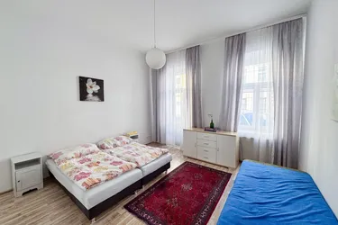 Büro / Ordination im Erdgeschoss mit Terrasse! 95,70 m2 Vier separate Räume mit 47 m2 Kellerfläche! Nähe Thaliastraße!