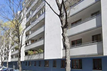 Unbefristet vermietet! Drei Zimmer Wohnung mit Loggia zu verkaufen! Nähe Dresdner Straße U-Bahn!