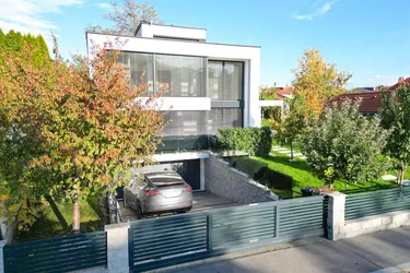 Provisionsfrei! Exklusive Villa in Top-Lage mit luxuriöser Ausstattung und schöne Garten - ideal für gehobene Ansprüche!