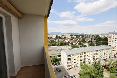 Gemütliche 2 Zimmerwohnung mit Schloßbergblick im letzten Stock