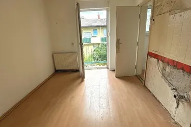 Renovierungsbedürftige Wohnung - mit 2 Balkonen