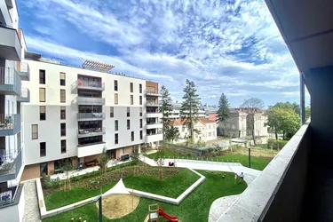 Anleger aufgepasst: 2022 fertiggestellte 2-Zimmer Wohnung mit großzügiger Loggia und Fernblick!