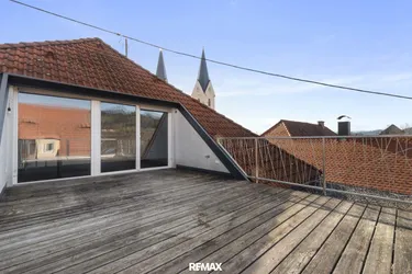 Besonderes Wohnambiente mit sonniger Dachterrasse: Exklusive Maisonette-Wohnung zur Miete im Zentrum von St. Andrä