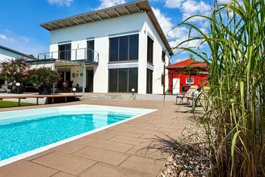 ARCHITEKTENHAUS MIT PARKÄHNLICHEM GARTEN, POOL UND EXKLUSIVER AUSSTATTUNG