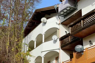 2,5 ZIMMER WOHNUNG AM HOLZÖSTERSEE ! RUHIGER LAGE - MODERNISIERT - PERSONENLIFT -
