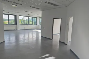 Helle Bürofläche mit Einzelräumen und eigener Teeküche