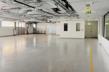 Hallenfläche inklusive Bürotrakt im Technologiezentrum Jennersdorf