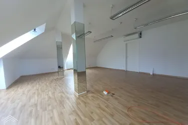 ** PROVISIONSFREI** - Tolles Dachgeschoßbüro beim Alten Stadttor