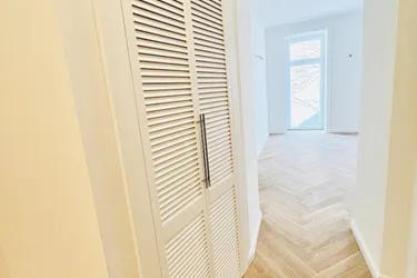 Erstbezug nach Top Sanierung: Lichtdruchflutete 2 Zimmer Balkonwohnung