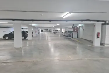 HELLER breiter TIEFGARAGENPLATZ ab 01.08.2025 ZU VERMIETEN! 