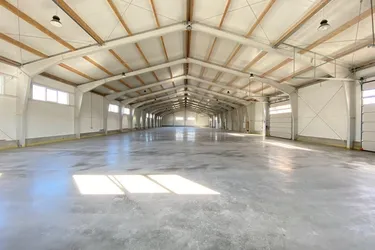 HALLE für Lagerung oder Produktion + BÜRO gleich bei Wien Nord // 50 kWp Photovoltaik + Luftwärmepumpe // Nähe G3, Autobahn, Brünner Straße