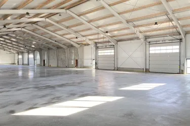 HALLE für Lagerung oder Produktion + BÜRO gleich bei Wien Nord // 100 kWp Photovoltaik + Luftwärmepumpe // Nähe G3, Autobahn, Brünner Straße