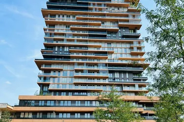 PROVISIONSFREI! ERSTBEZUG! GRÜNBLICK TOWER! HELLE ZWEI ZIMMER WOHNUNG! 12m² BALKON! 2. STOCK! EINBAUKÜCHE.