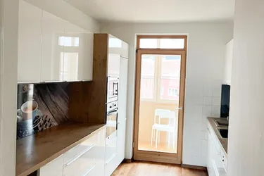 Großzügige 4 Zi.-Wohnung sucht neuen Besitzer (auch 4er WG möglich)