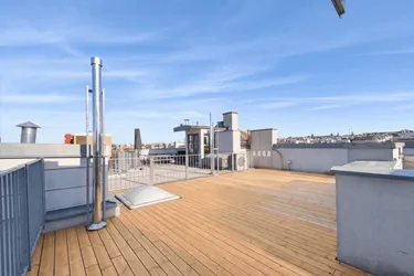 Bei Schönbrunn: Dachgeschosswohnung mit großer Dachterrasse im Stilaltbau