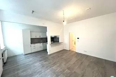 SEHR GUTE RAUMAUFTEILUNG plus AUSSENFLÄCHE / zentrale, ruhige Lage / Familie + home office