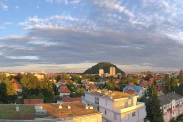 Schlossbergblick: Lichtdurchflutete 3,5-Zimmer-Wohnung mit Loggia &amp; Parkplatz in Graz-Geidorf