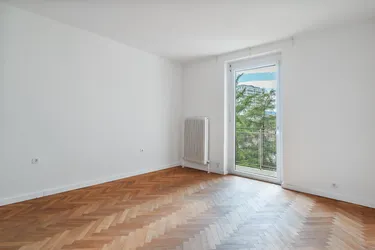 Zentral &amp; perfekt angebunden: Helle 2,5-Zimmer-Wohnung mit Balkon &amp; edlem Fischgrätparkett! | 65 m² WF | Hervorragende Öffi-Anbindung 