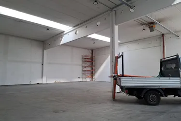 650 m² HALLE und 172 m² BÜRO ZU VERMIETEN 