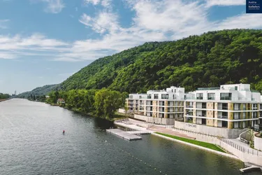 Wohn(T)raum am Wasser: Luxuriöse 3-Zimmer-Wohnung mit malerischem Blick