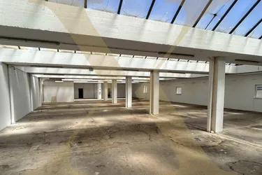 Gewerbeobjekt mit Lagerflächen und bewilligter Planung für einen Autolift in Enns zu verkaufen!