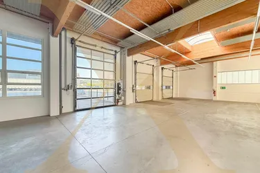 Flexible Gewerbeliegenschaft mit Hallen- und Büroflächen in Linz zu vermieten!