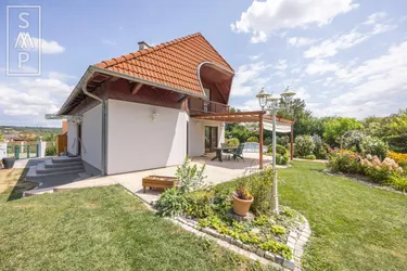 Wunderschönes großes Haus mit Prachtgarten und Pool in Ruhelage - Provisionsfrei