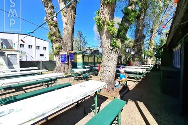 Traditionsreiches Imbisslokal mit Stammkundschaft &amp; Gastgarten